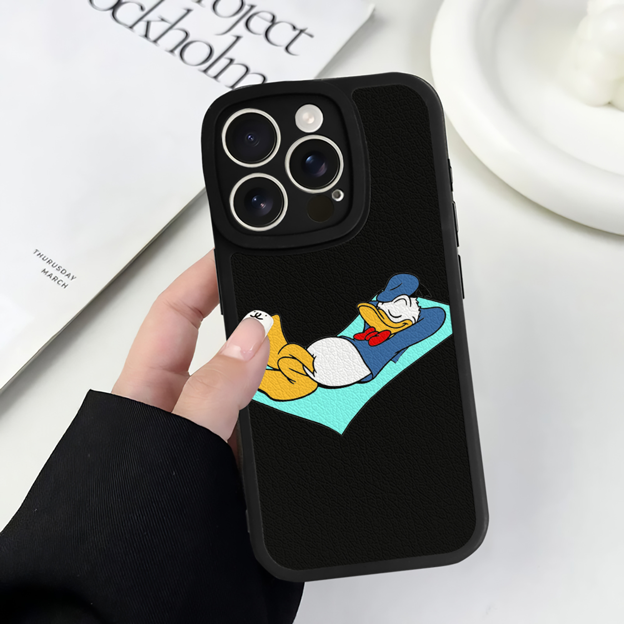 （画像用） ミッキーマウス Mickey Mouse 【iPhone 16シリーズ対応】シリコンスマホケース（レザー調） 材質：シリコン